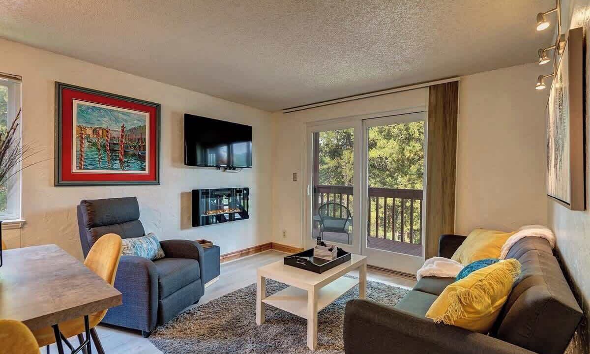 Photo of Livingroom in Warrior's Mark West