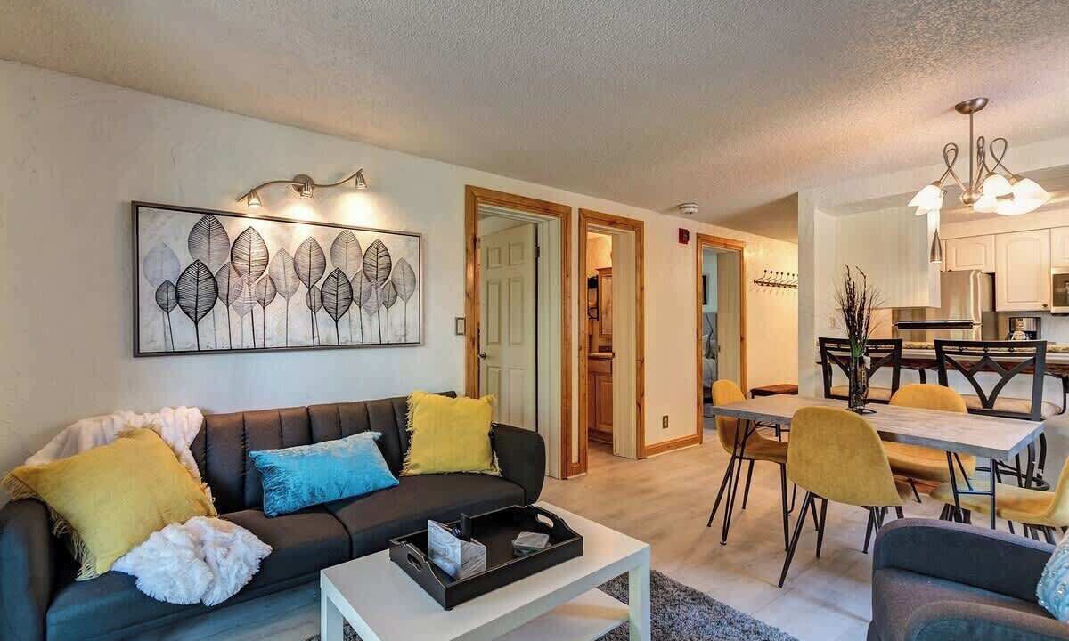 Photo of Livingroom in Warrior's Mark West