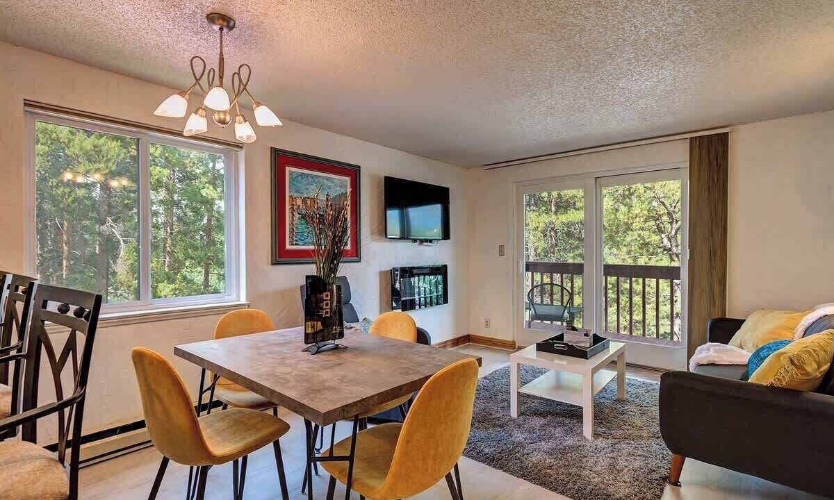 Photo of Livingroom in Warrior's Mark West