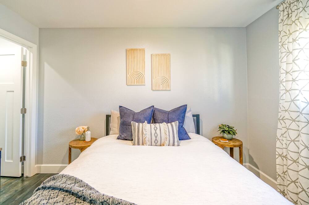 Photo of Bedroom in Glenwood Grove - North Iris