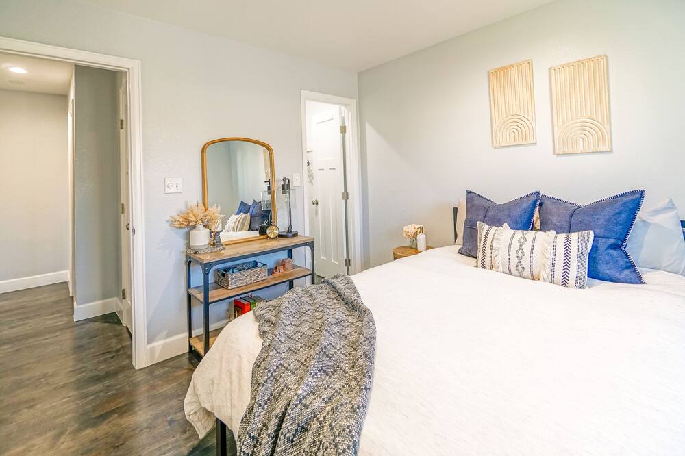 Photo of Bedroom in Glenwood Grove - North Iris