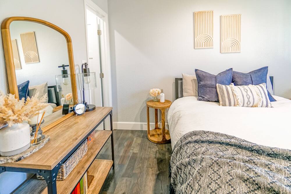 Photo of Bedroom in Glenwood Grove - North Iris