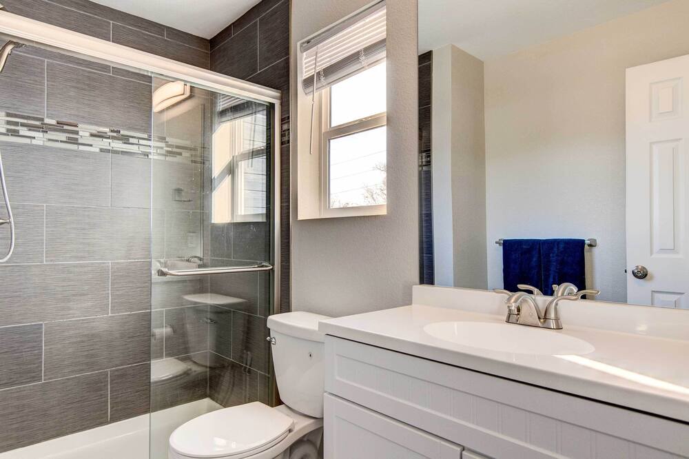 Photo of Bathroom in Sunnyside