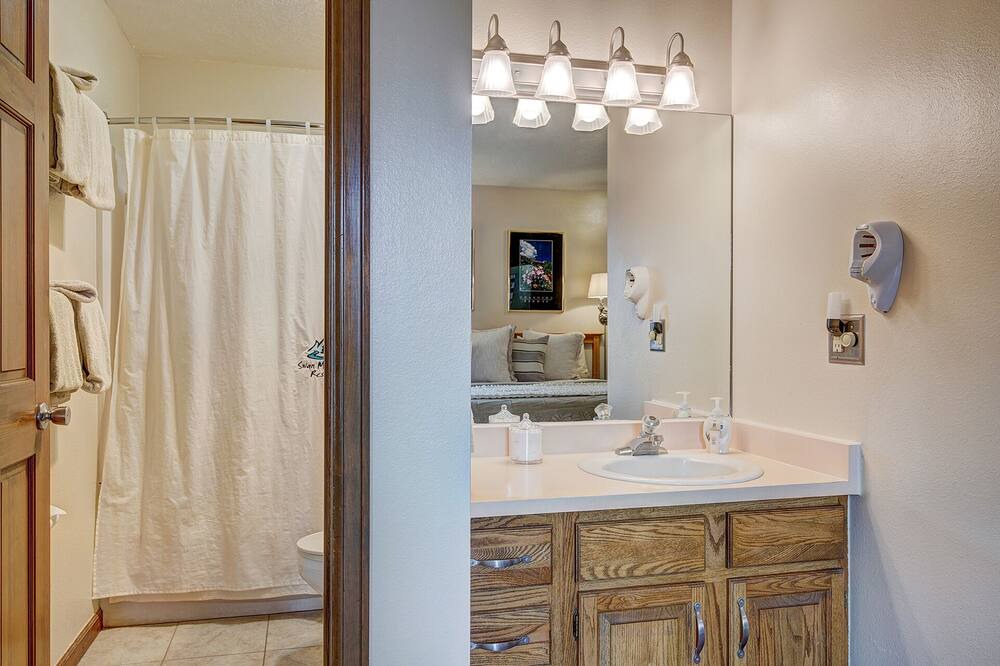 Photo of Bathroom in Summit Cove