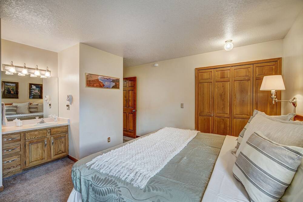 Photo of Bedroom in Summit Cove