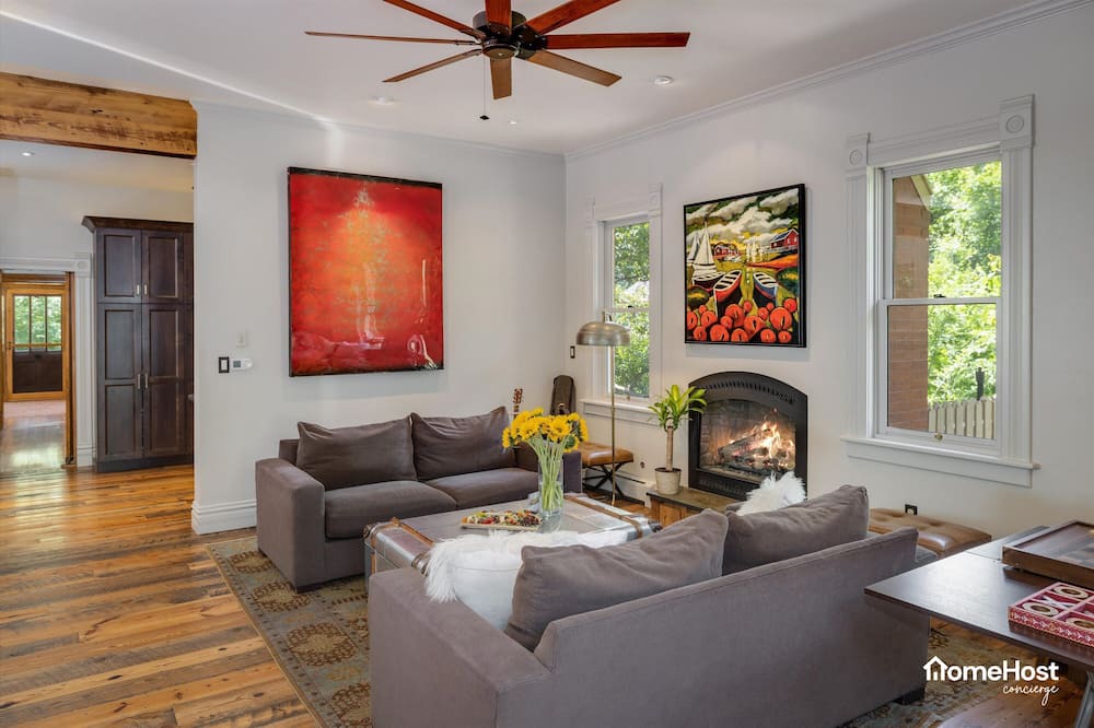 Photo of Livingroom in Mapleton Hill