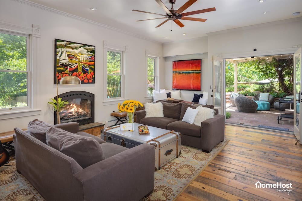 Photo of Livingroom in Mapleton Hill