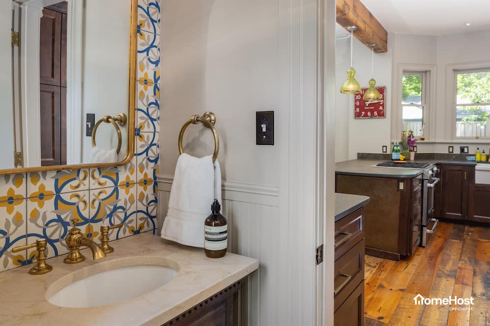 Photo of Bathroom in Mapleton Hill