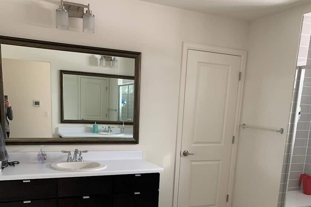 Photo of Bathroom in Golden