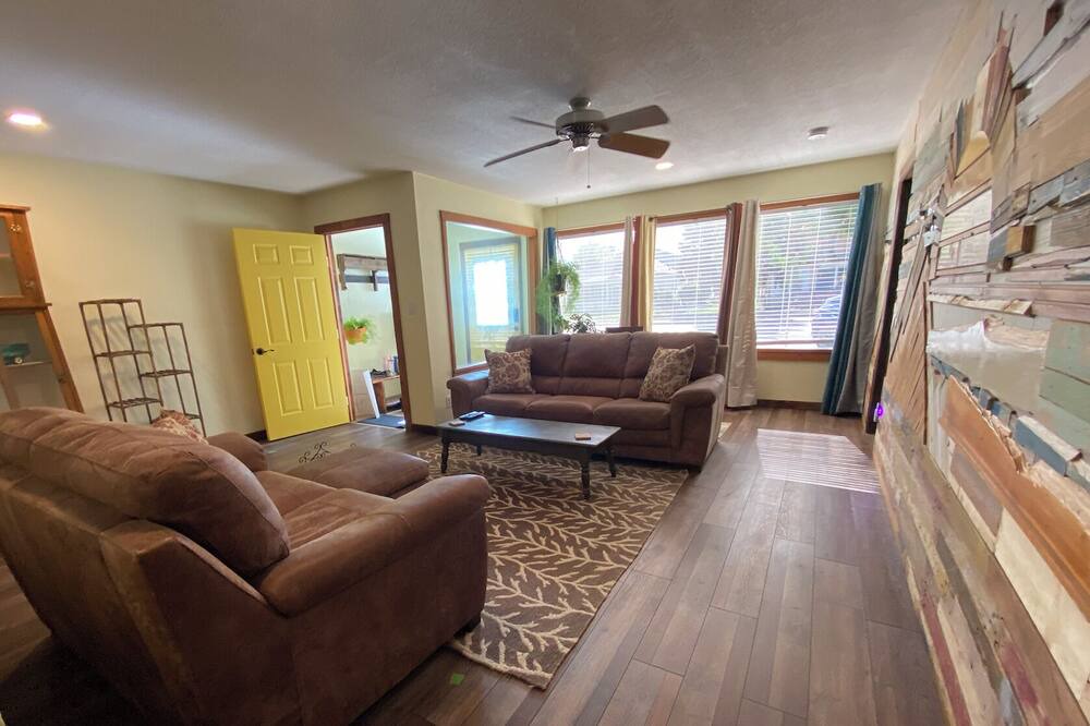 Photo of Livingroom in Fowler