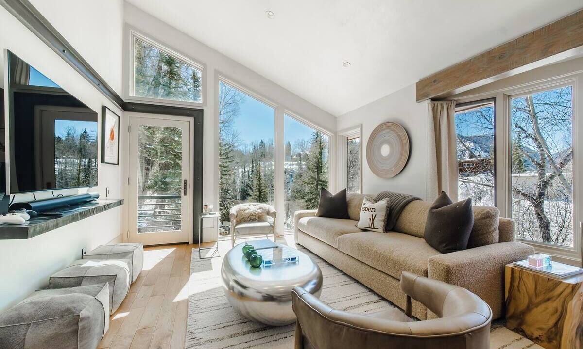 Photo of Livingroom in Red Mountain