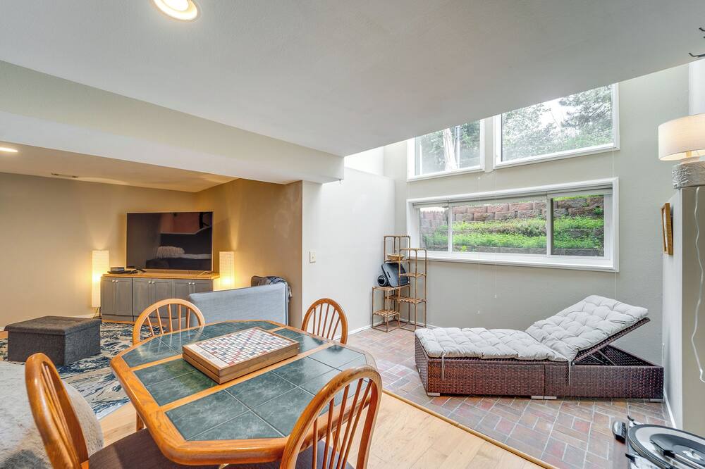 Photo of Livingroom in Wonderland Hills