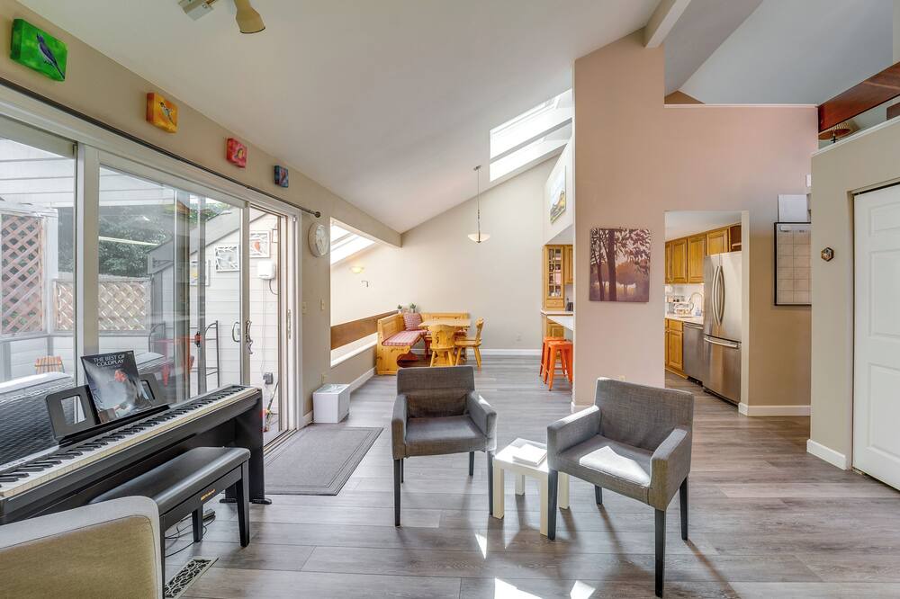 Photo of Livingroom in Wonderland Hills