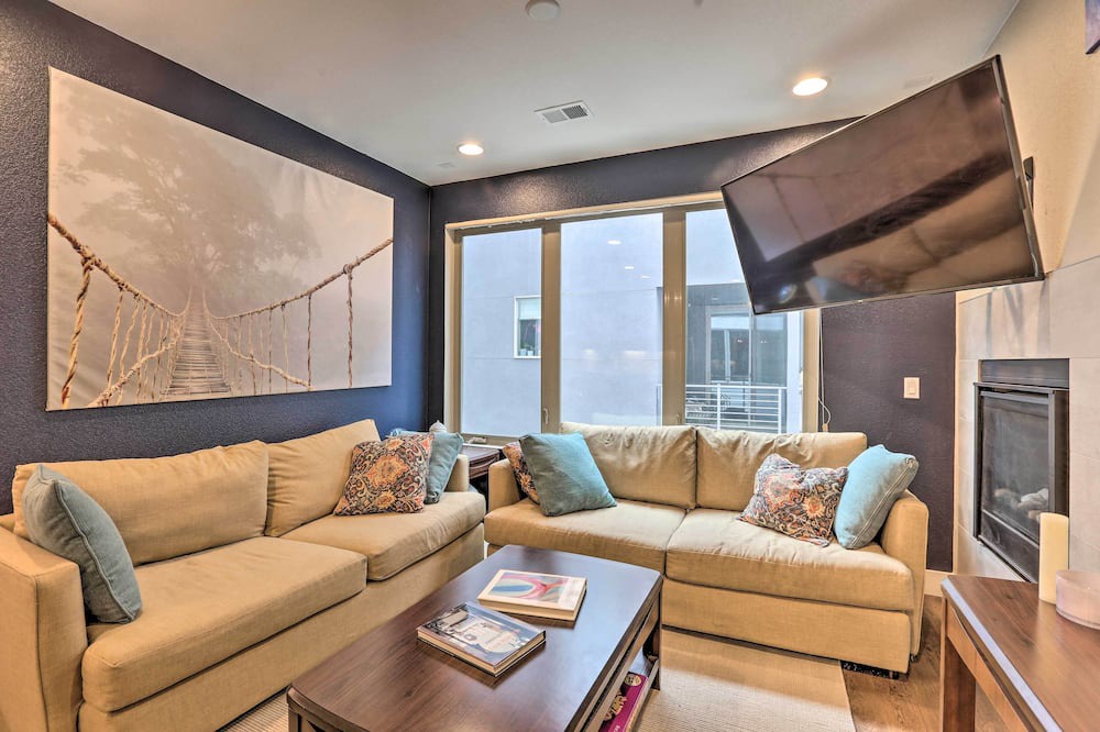 Photo of Livingroom in Civic Center