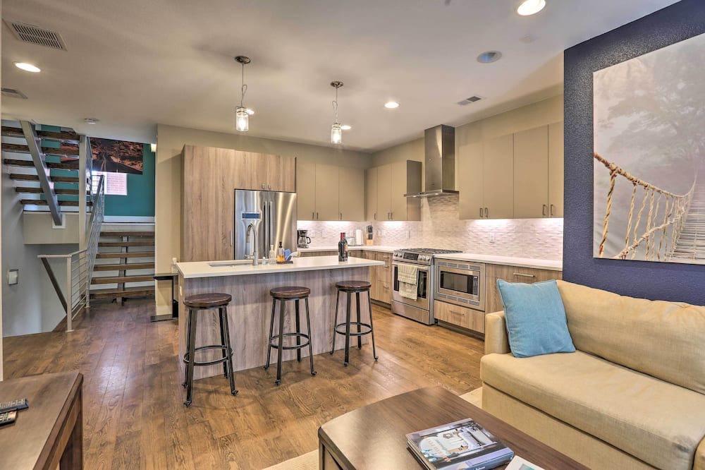 Photo of Livingroom in Civic Center