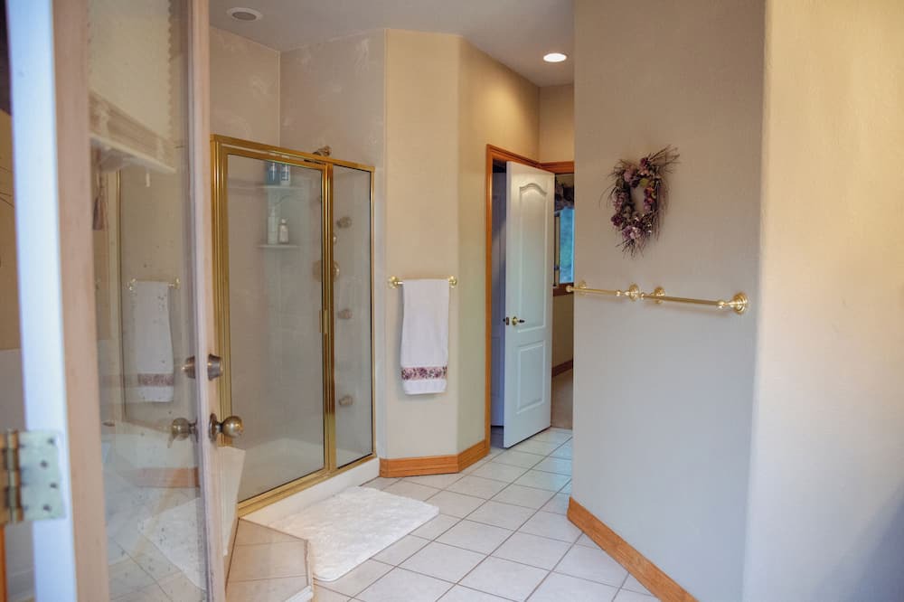 Photo of Bathroom in Richmond Hill Corridor