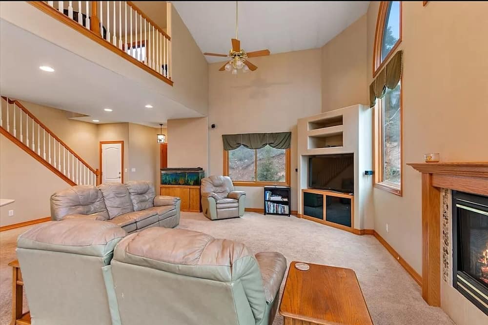 Photo of Livingroom in Richmond Hill Corridor