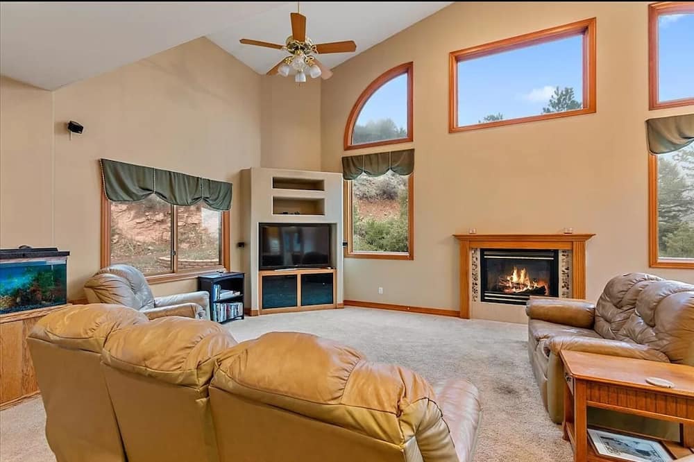 Photo of Livingroom in Richmond Hill Corridor
