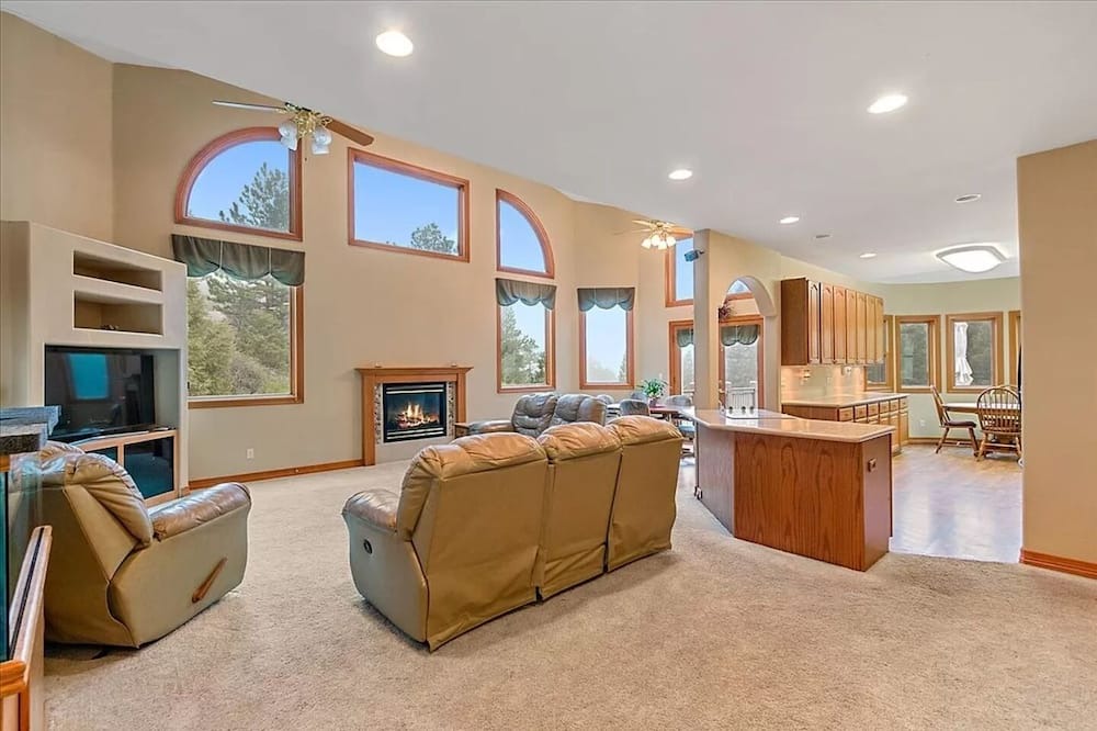 Photo of Livingroom in Richmond Hill Corridor