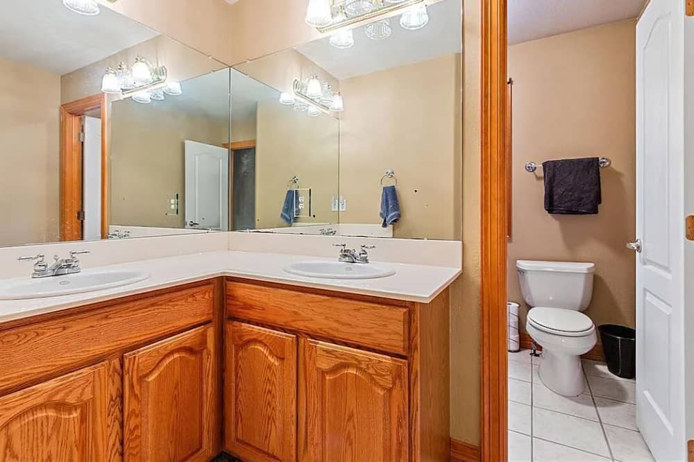 Photo of Bathroom in Richmond Hill Corridor