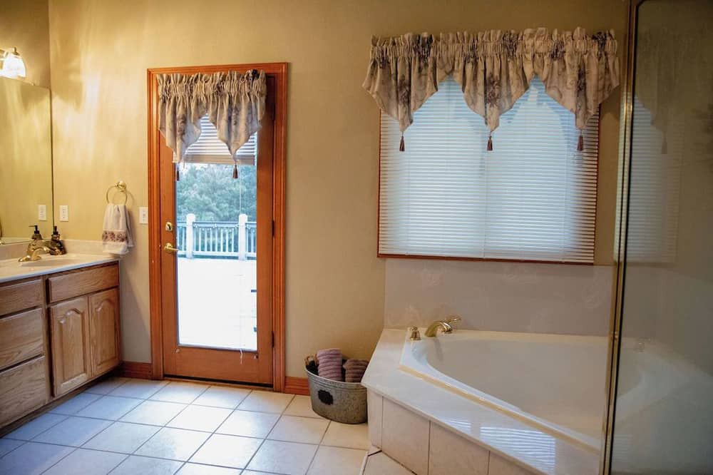 Photo of Bathroom in Richmond Hill Corridor