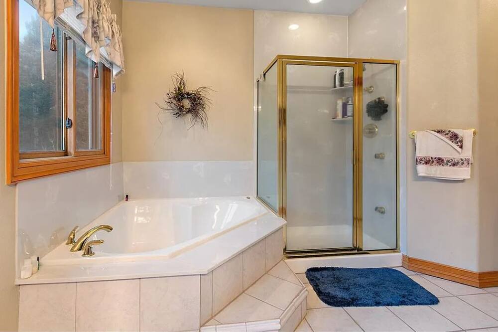 Photo of Bathroom in Richmond Hill Corridor
