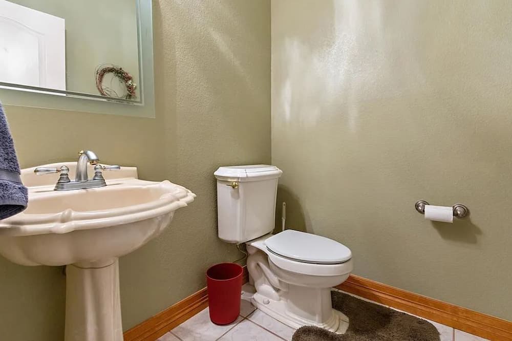 Photo of Bathroom in Richmond Hill Corridor
