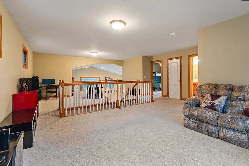 Photo of Livingroom in Richmond Hill Corridor