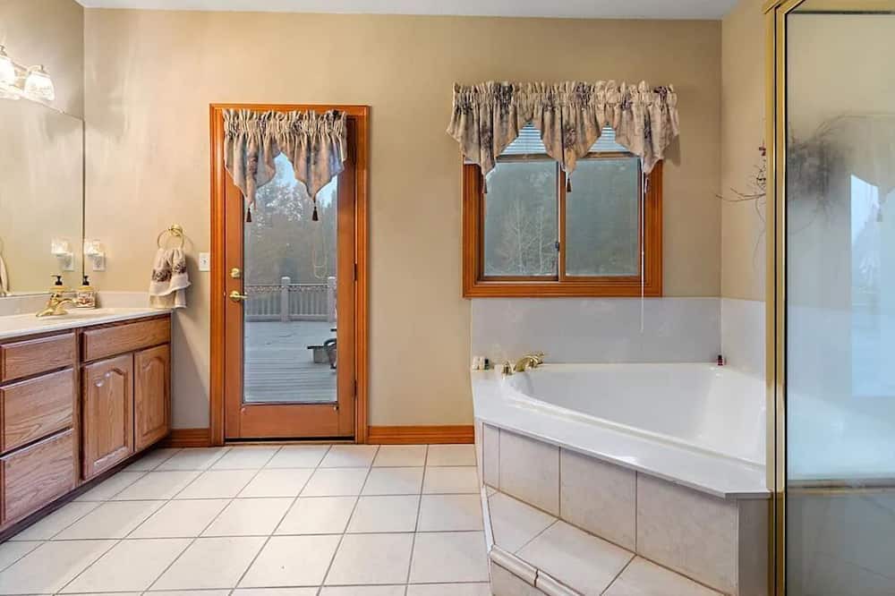 Photo of Bathroom in Richmond Hill Corridor
