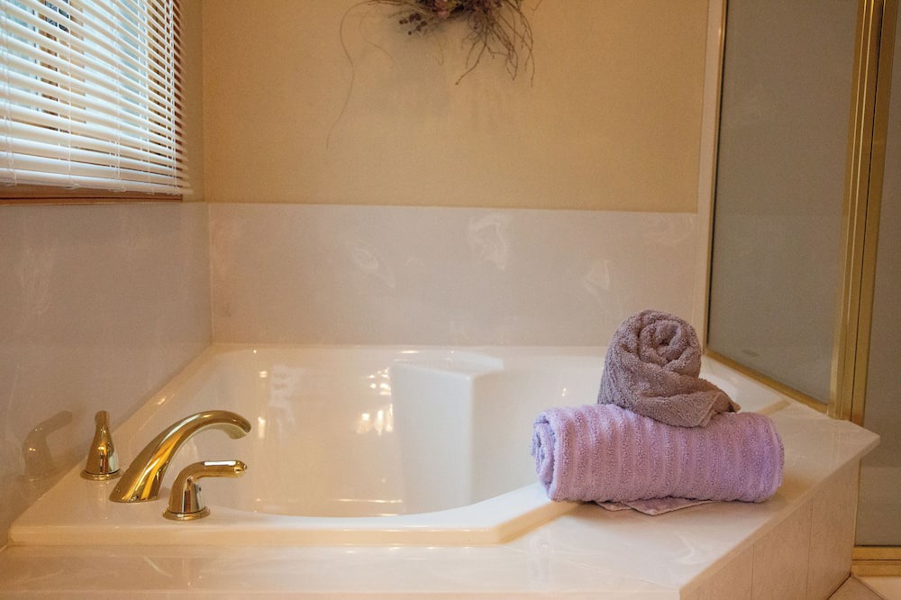 Photo of Bathroom in Richmond Hill Corridor