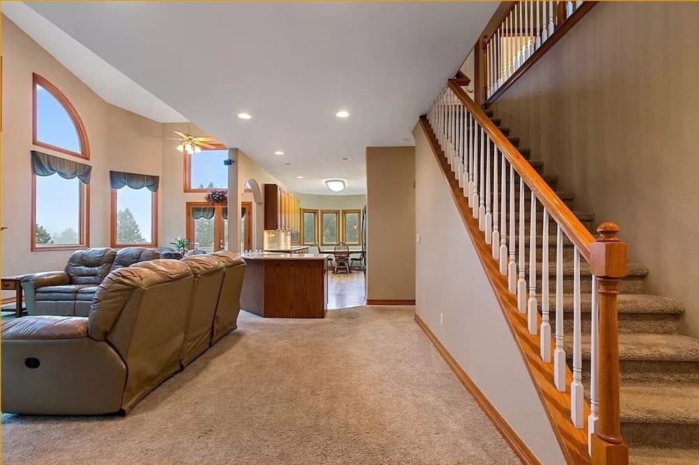 Photo of Livingroom in Richmond Hill Corridor