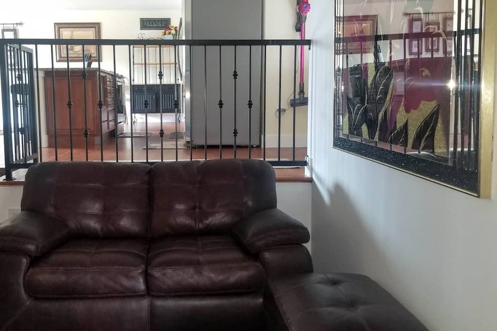 Photo of Livingroom in Thornton