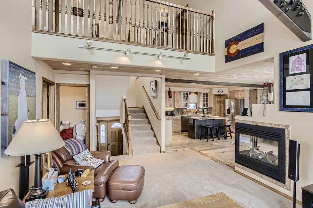 Photo of Livingroom in Forest Hills