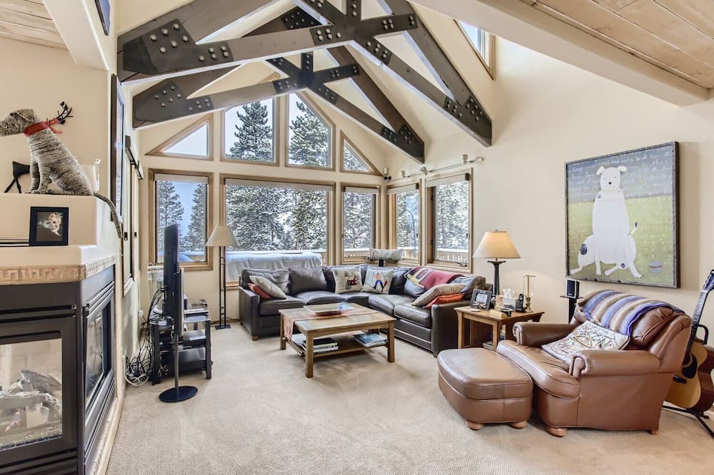 Photo of Livingroom in Forest Hills
