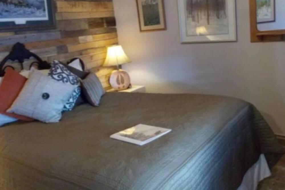Photo of Bedroom in Evergreen Meadows