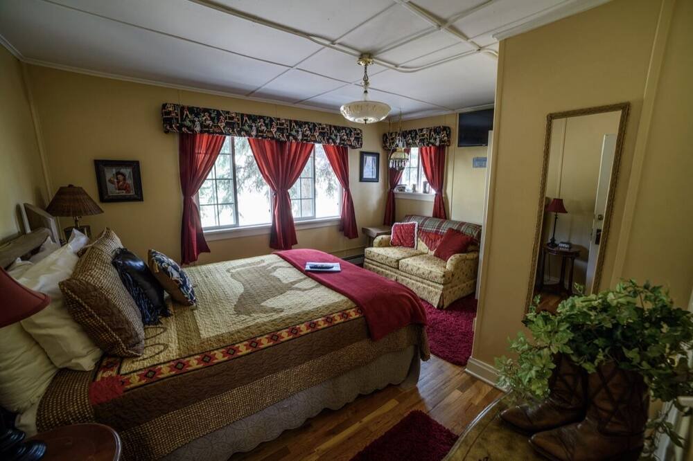 Photo of Bedroom in Evergreen Meadows