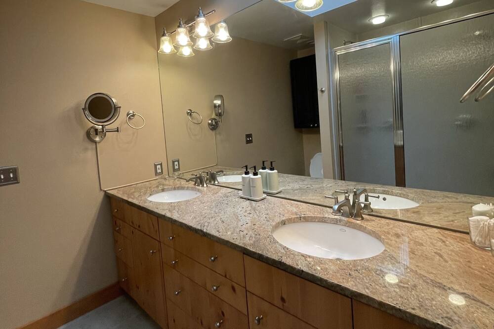 Photo of Bathroom in Grand View Highlands