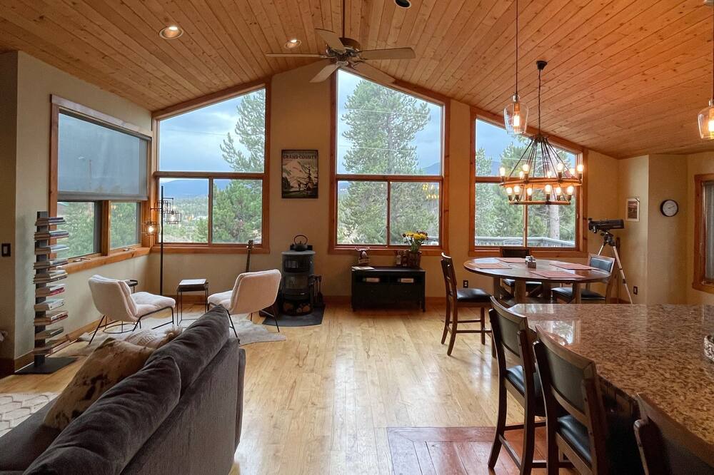 Photo of Livingroom in Grand View Highlands