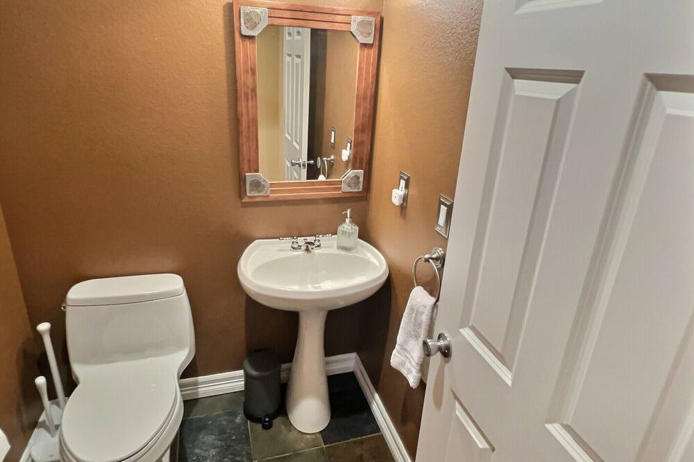 Photo of Bathroom in Evergreen Meadows