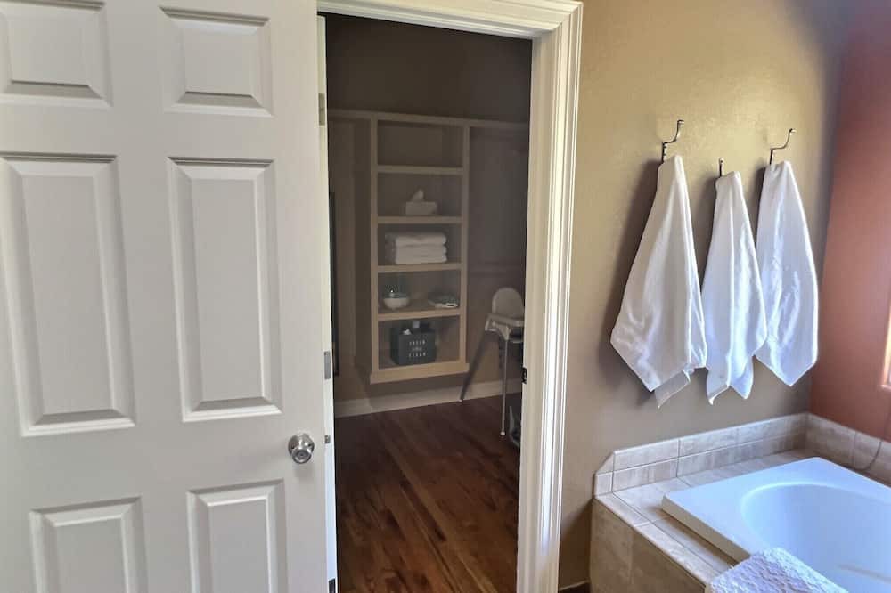 Photo of Bathroom in Evergreen Meadows