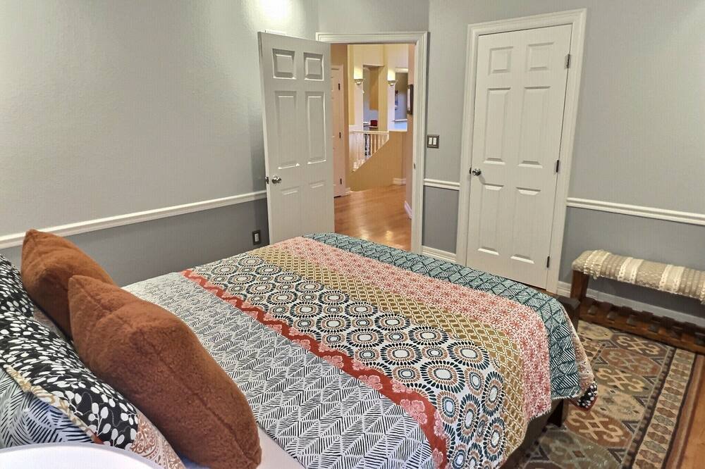 Photo of Bedroom in Evergreen Meadows