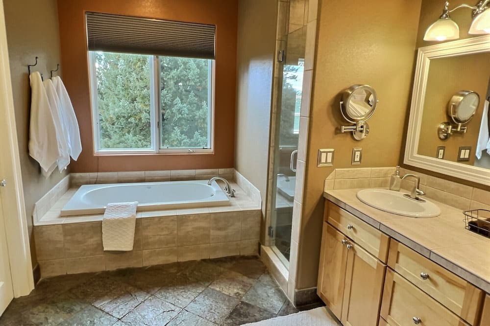 Photo of Bathroom in Evergreen Meadows