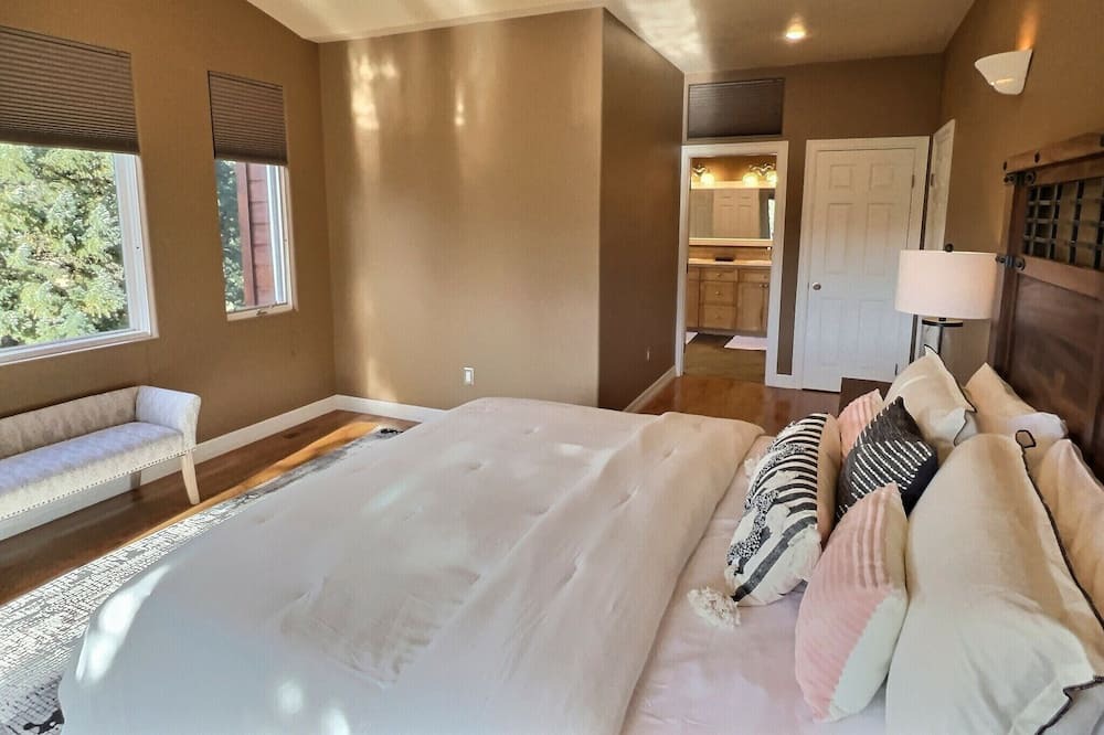 Photo of Bedroom in Evergreen Meadows