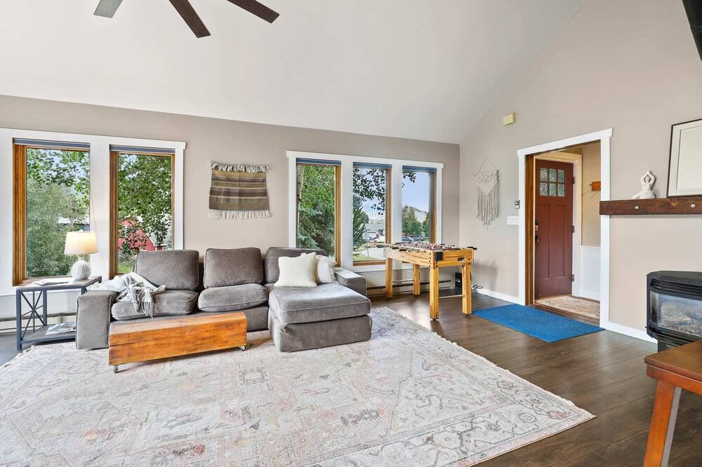 Photo of Livingroom in Summit Cove