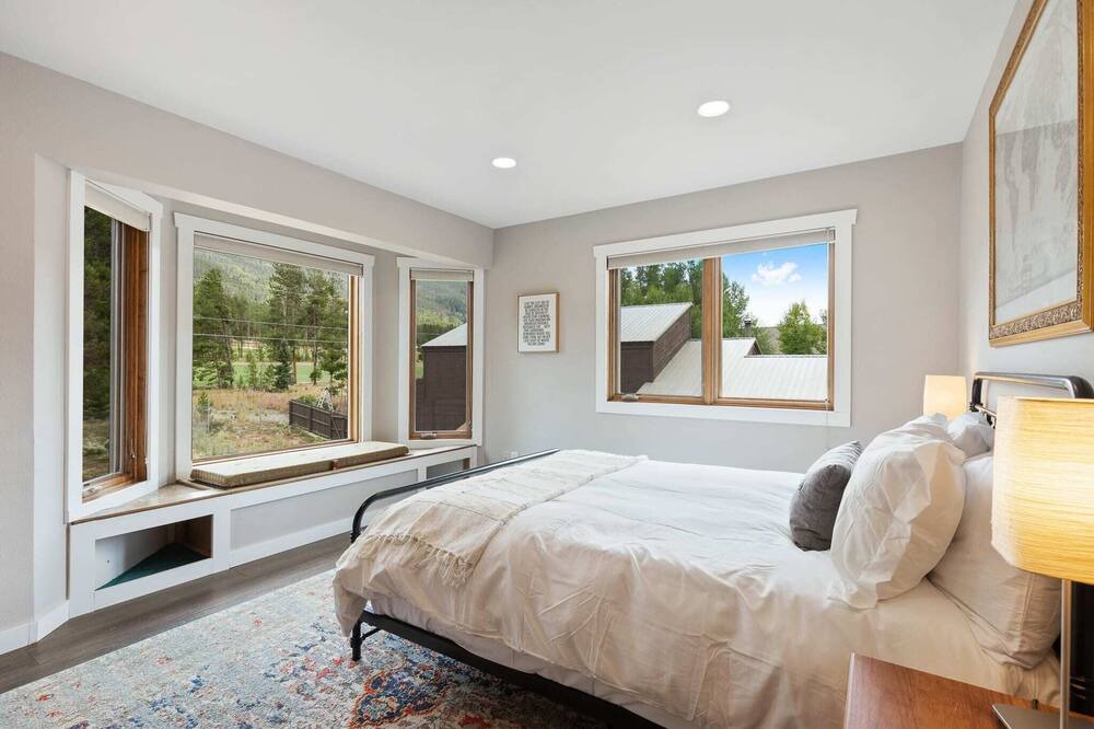 Photo of Bathroom in Summit Cove