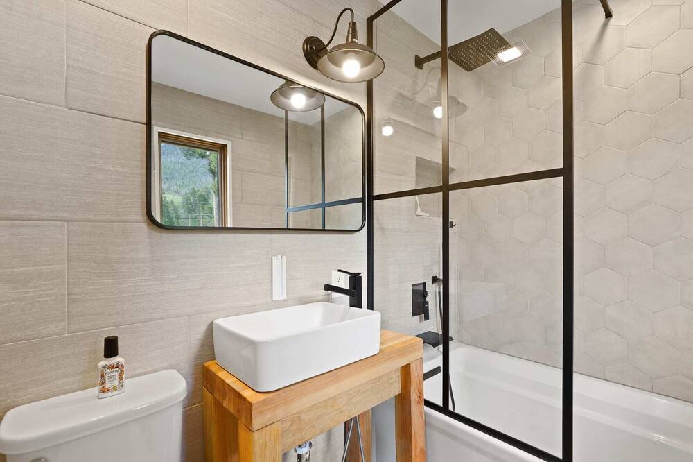 Photo of Bathroom in Summit Cove
