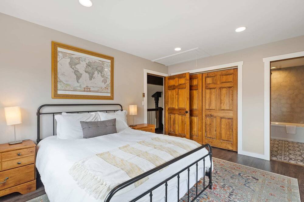 Photo of Bathroom in Summit Cove