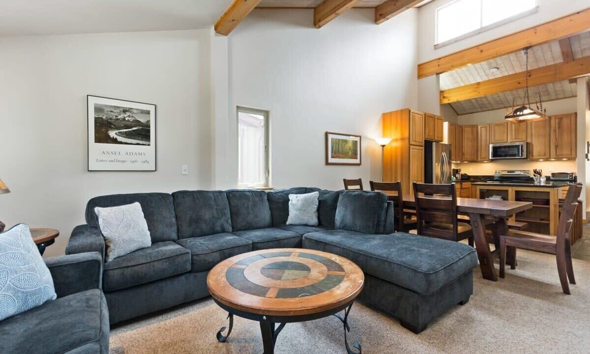 Photo of Livingroom in Peak 9