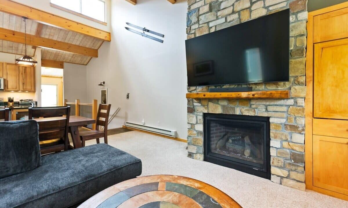 Photo of Livingroom in Peak 9