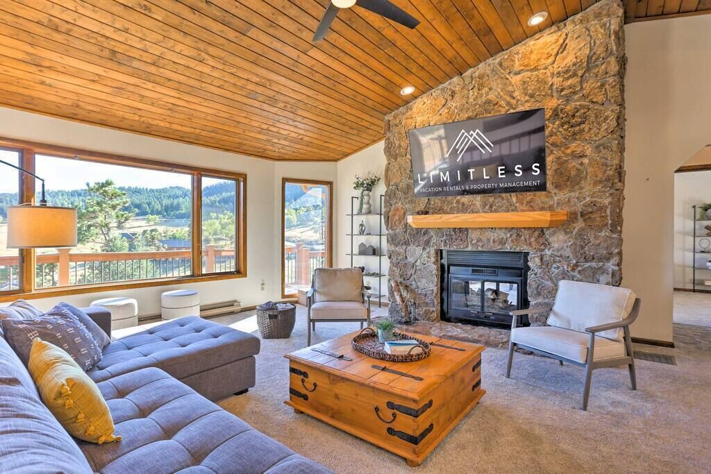Photo of Livingroom in Hangen Ranch And M and B